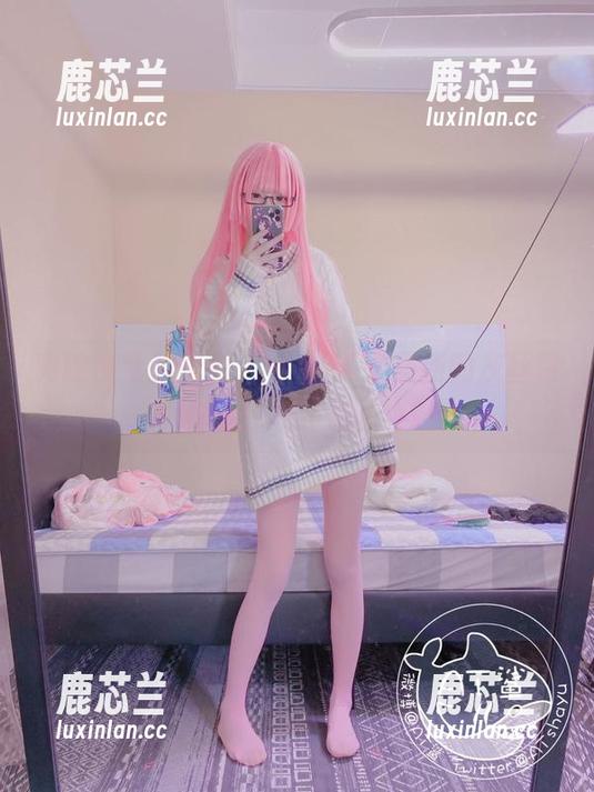 突破视觉的限制，看看AT鲨最新的灰丝写真作品惊艳了谁！.txt