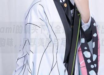 在Azami的镜头下，金莲旗袍散发出独特的韵味，尽享美图与写真盛宴！.txt