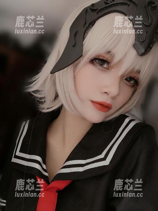 透过Azami连衣裙的原图与图册，感受她的优雅气质.txt