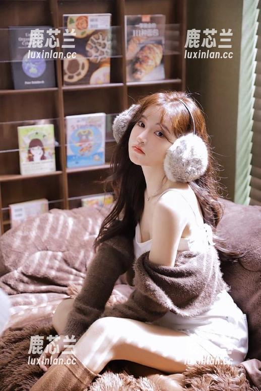享受Bambi(밤비)的私拍图集，Sonico小背心下的别样精彩瞬间.txt