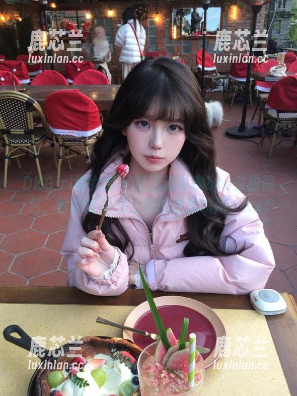 DKGirl御女郎 - 精选潘琳琳ber美脚图包，领略她足部之美的优雅瞬间！.txt