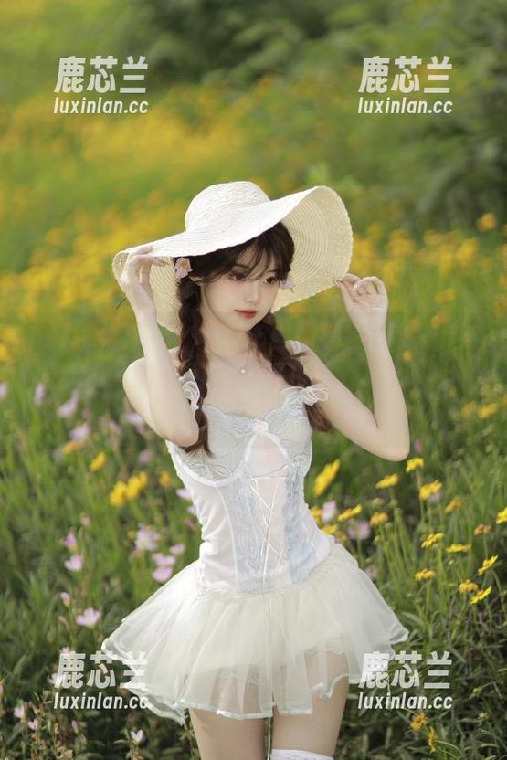 Feilin嗲囡囡 - 在K8傲娇萌萌Vivian宛如梦幻般的裸足写真资源中，体味深藏的甜蜜与悸动！.txt