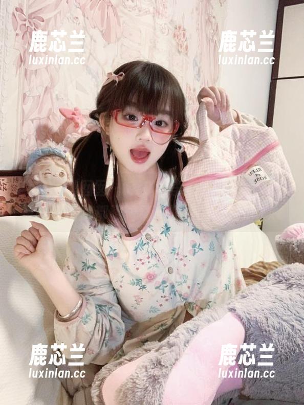 Feilin嗲囡囡 - SiByl李思宁私拍女友：每一张图片都藏着动人的情感与回忆.txt