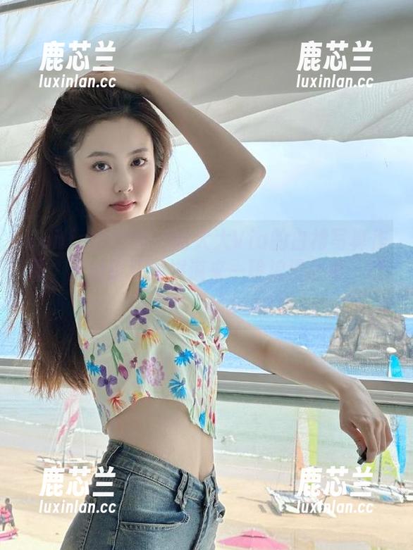 Feilin嗲囡囡 - 晗大大Via的白裙写真作品，透过镜头娓娓道来一段浪漫故事，让你心动不已！.txt