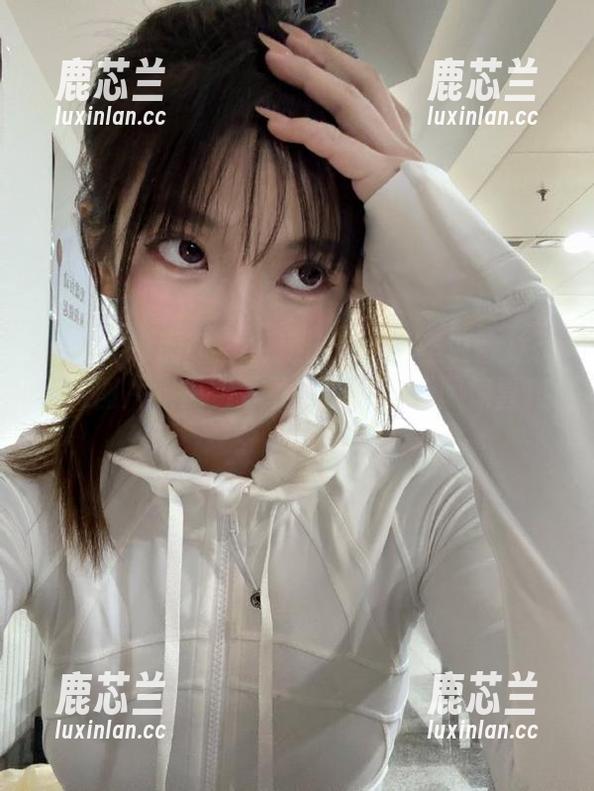 Feilin嗲囡囡 - 感受田冰冰的圣诞魔法：绝美图片集免费下载，带给你无限惊喜！.txt