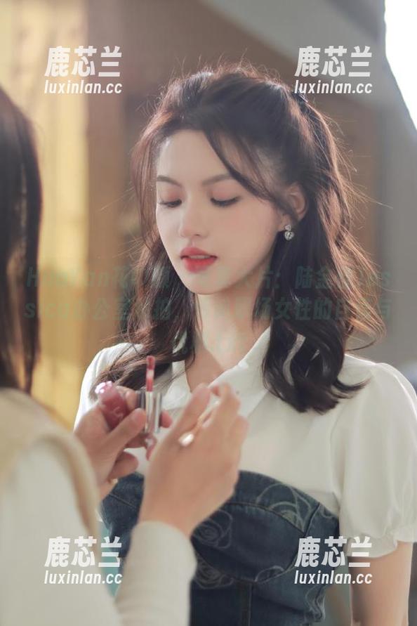 HuaYan花の颜-陆金佳Jessica HuaYan花の颜 - 写真大片:陆金佳Jessica办公室私拍,传递职场女性的自信与优雅.txt
