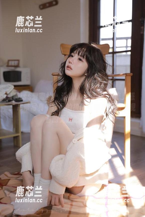 IMiss爱蜜社 - 透视Luvian的创作灵感：吊带写真中隐藏的故事与情感，激发观者的无限想象.txt