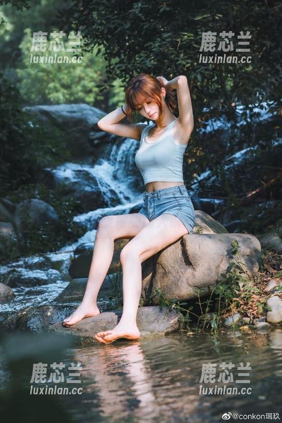 微密圈 - July芝岚无圣光写真图包，油亮细腻捕捉她的动人瞬间.txt