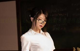 从未见过的视角:Leah梓未在线展示美足作品,带你踏入美梦之中!.txt