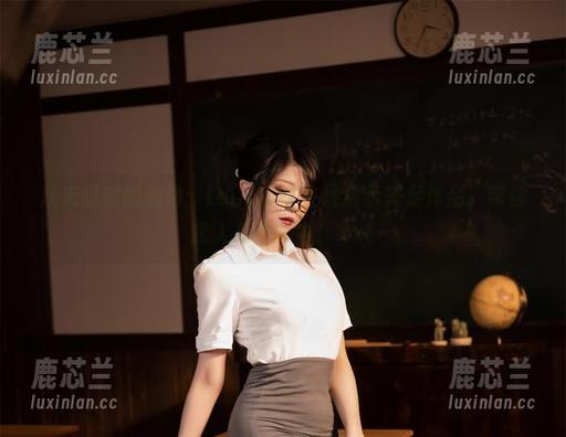 从未见过的视角：Leah梓未在线展示美足作品，带你踏入美梦之中！.txt