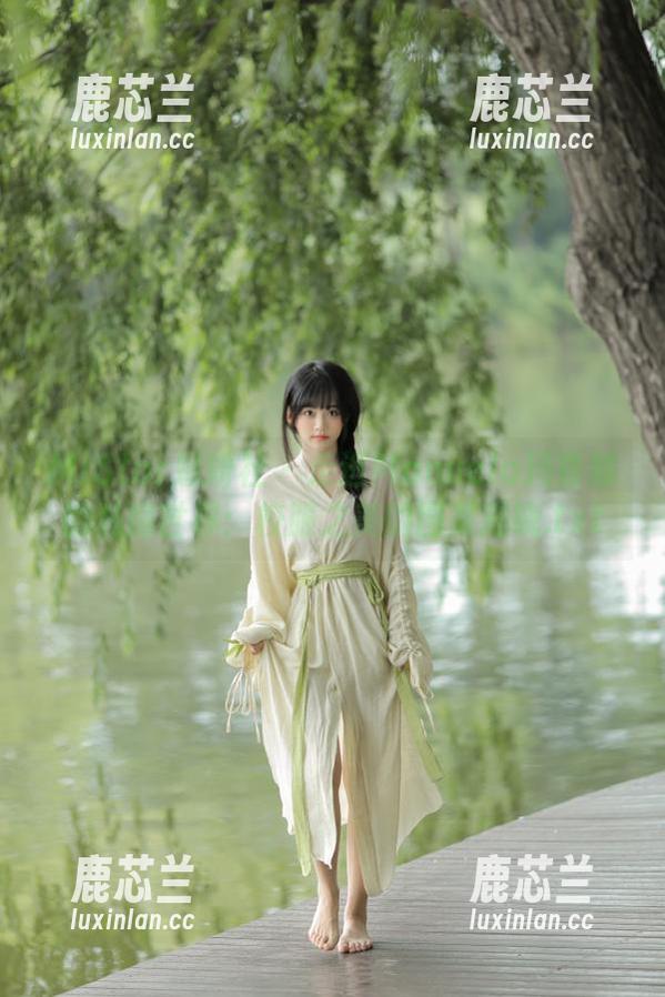 MiStar魅妍社 - 走进Manuela玛鲁娜的私房世界：校服之美的图集揭晓.txt