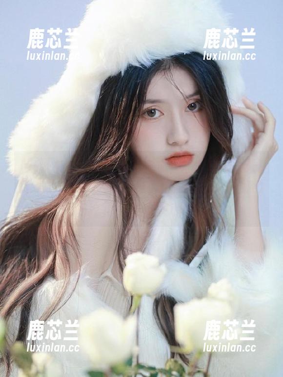 MiiTao蜜桃社 - 陆萱萱Cecilia的纯白作品，如同无圣光中的细腻光影，折射出她独特的艺术灵魂.txt