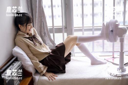 乐在Mozzi(모찌)Loozy咖啡馆，享受一个超级搞笑的写真合集图集！.txt