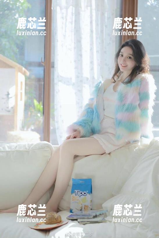 SIW斯文传媒 - 甄真黑色薄纱连衣裙作品精选：演绎经典与现代的完美结合.txt