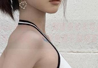 TouTiao头条女神 - 刘瑾希毛衣写真：独特视角及风格，快来免费下载欣赏.txt