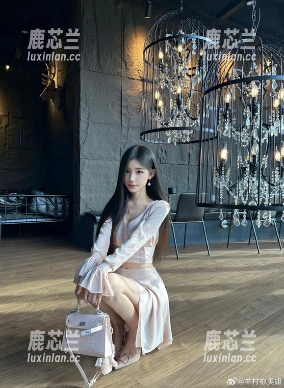 TouTiao头条女神 - 小小鱼倾情呈现吊带写真合集，展现她对于生活的独特视角.txt