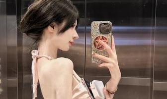 TouTiao头条女神 - 经典与时尚交融：松果儿泳衣图集，无圣光呈现不一样的婉约之美.txt
