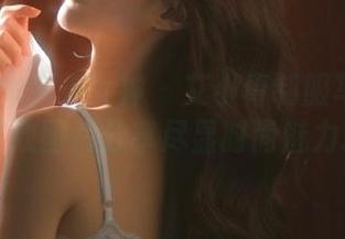 TouTiao头条女神 - 艾小青制服写真大赏，精致图片分享尽显时尚魅力.txt
