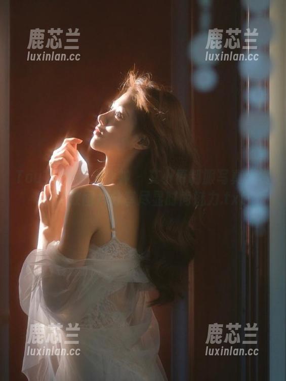 TouTiao头条女神 - 艾小青制服写真大赏，精致图片分享尽显时尚魅力.txt