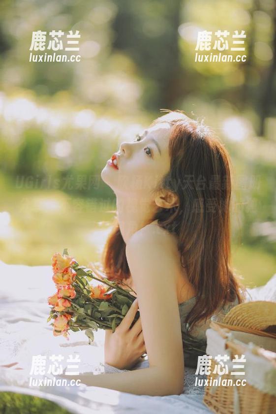 UGirls尤果网 - 欣杨Kitty天台最新图册分享：不容错过的视觉艺术，感受她的独特视角！.txt