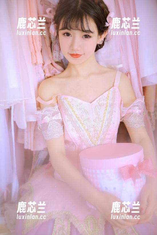 UGirls尤果网 - 王语纯的秘书作品集：原图与套图呈现独特的摄影视角.txt