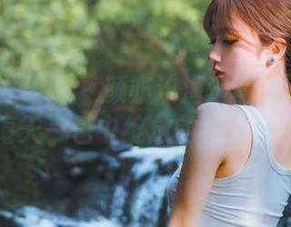 UGirls尤果网 - 颜亦汐海边写真图集精选：在海天一色中绽放的独特魅力.txt