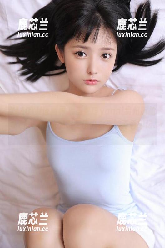 XIAOYU语画界 - 王馨瑶yanni贵州旅拍私房图集：在光影交错中定格的青春印记.txt
