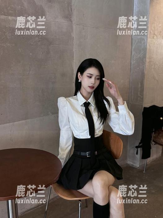 XINGYAN星颜社 - 李若汐最新分享：夏日的自己，真是活得像个“行走的笑话”。.txt