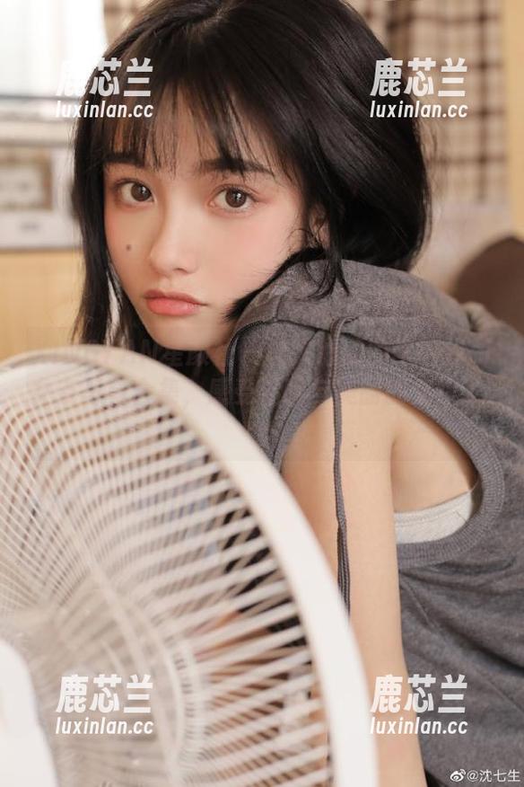 XINGYAN星颜社 - 让人心动的李若汐ci女友写真合集，感受温暖与美丽的交织.txt