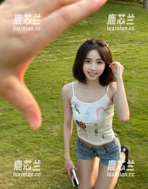 Xiuren秀人网 - 清纯的邂逅：e宝小野猫写真图片带你走进一个纯净无暇的梦境.txt