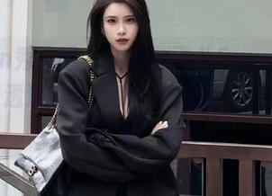 Xiuren秀人网 - 精选刘飞儿Faye的眼镜美图：透过镜片看我，发现的不只是模糊的世界！.txt
