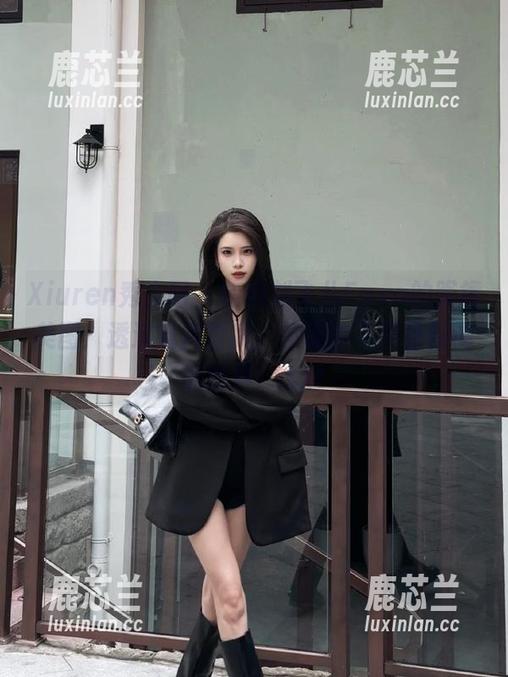 Xiuren秀人网 - 精选刘飞儿Faye的眼镜美图：透过镜片看我，发现的不只是模糊的世界！.txt