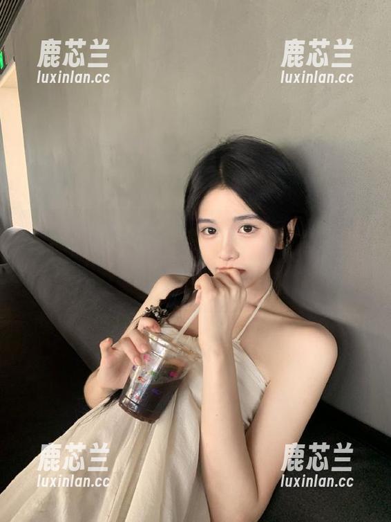 Xiuren秀人网 - 小肉肉咪棉袜写真图包免费送，带你进入充满温馨与甜美的瞬间！.txt