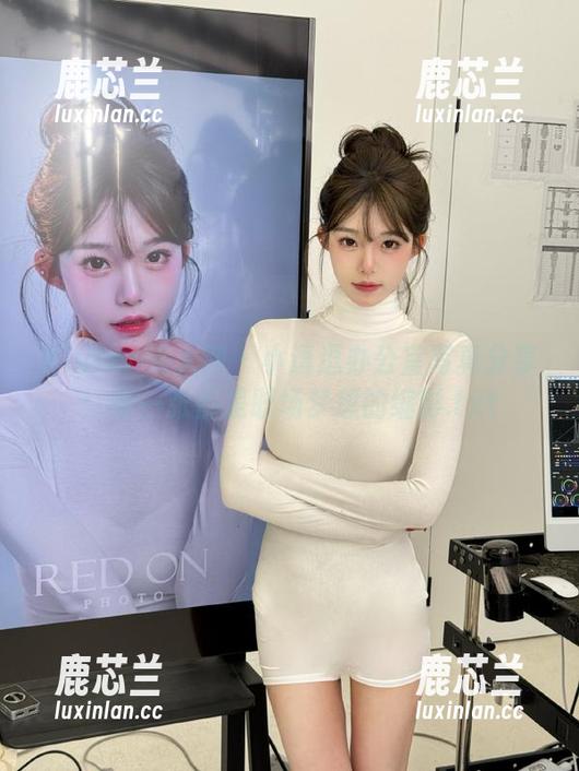 Xiuren秀人网 - 小逗逗办公室写真分享：每一张都是职场梦想的缩影.txt