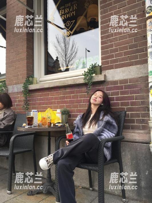 Xiuren秀人网 - 是小逗逗的旗袍私拍图集，教你如何在优雅与搞笑中找到平衡！.txt