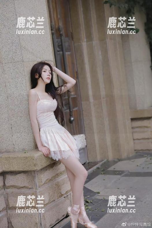 Xiuren秀人网 - 林月月全新校园写真作品更新，捕捉那些被时间铭记的瞬间！.txt