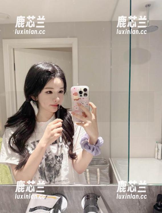 Xiuren秀人网 - 梦心玥秘书写真大赏：别致原图与图册，感受她的独特魅力.txt