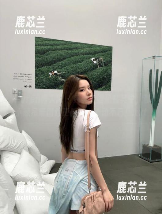Xiuren秀人网 - 秀美身姿尽在其中，谢小葱吊带图包更新让人心动不已！.txt