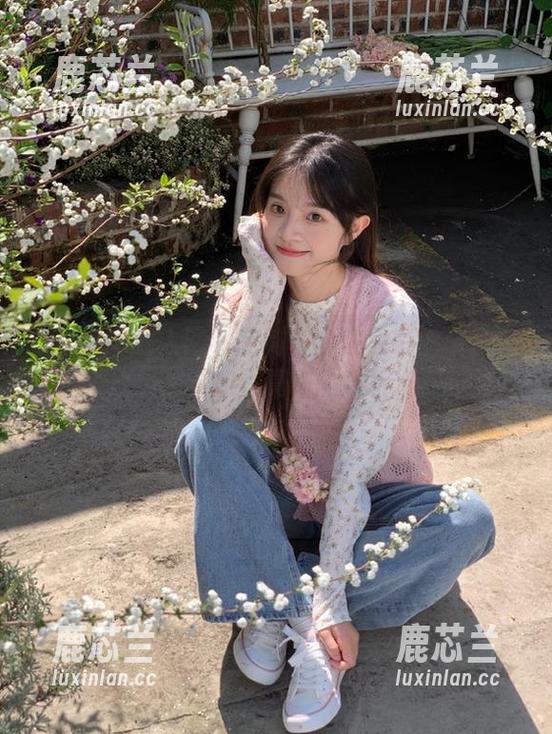 Xiuren秀人网 - 定制与个性色彩的结合：谢小蒽学姐写真作品赏析.txt