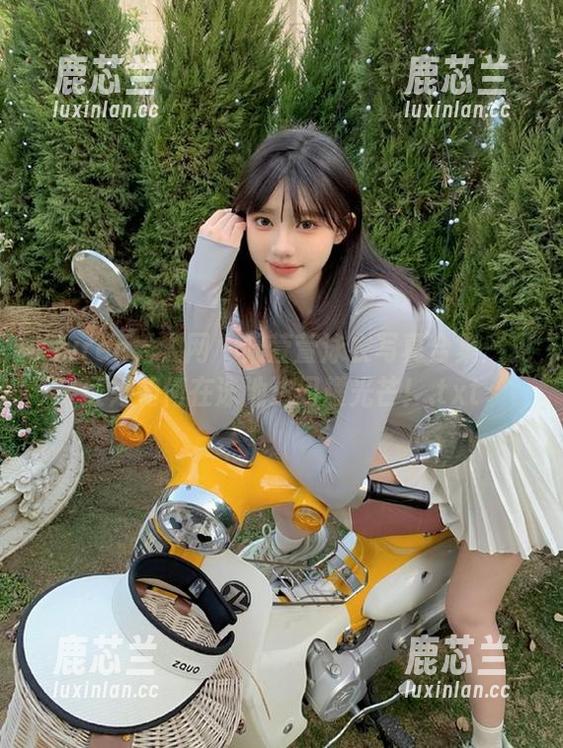 Xiuren秀人网 - 陆萱萱泳衣写真合集：见证她如何在泳池边闪耀光芒！.txt