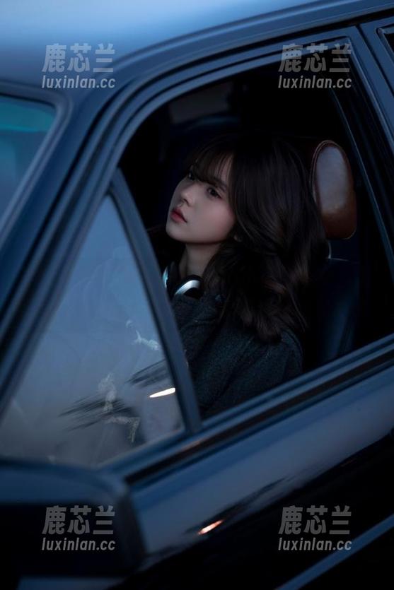 YouMi尤蜜荟 - Angela小热巴修女套图精选：美丽与灵性相融合的视觉盛宴.txt