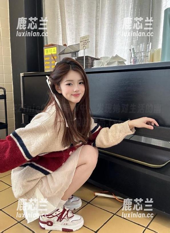 在ZinieQ短裙写真中，发现她对生活的幽默与大胆的作品.txt