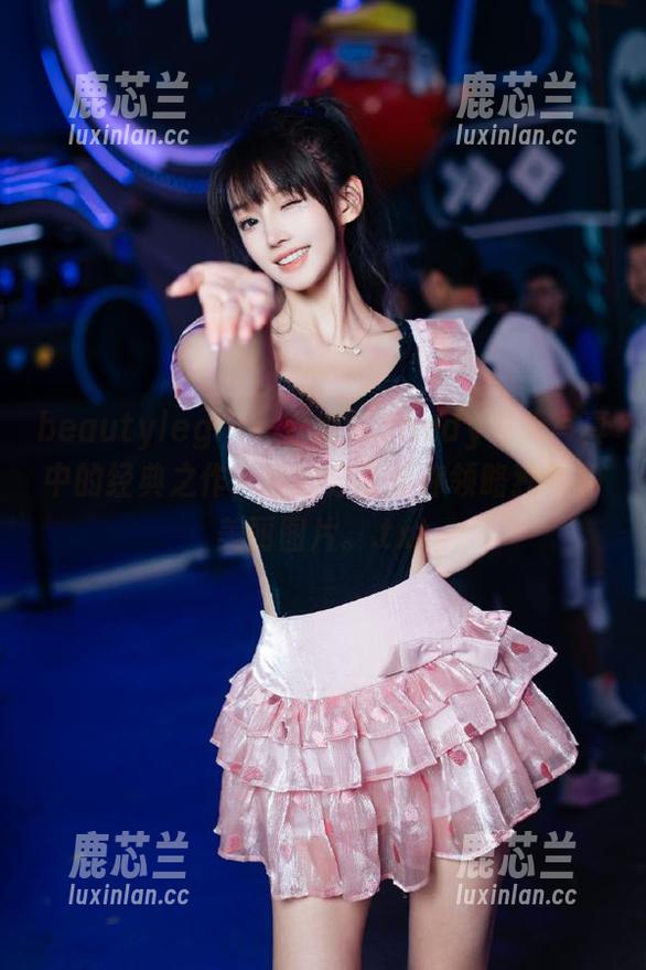 beautyleg - 一起欣赏Sandy夏天写真中的经典之作，她的分享带你领略独特的美丽图片。.txt