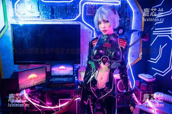 在eliza喵喵泳池中感受水的拥抱，倾情展现夏日写真艺术的无限魅力！.txt