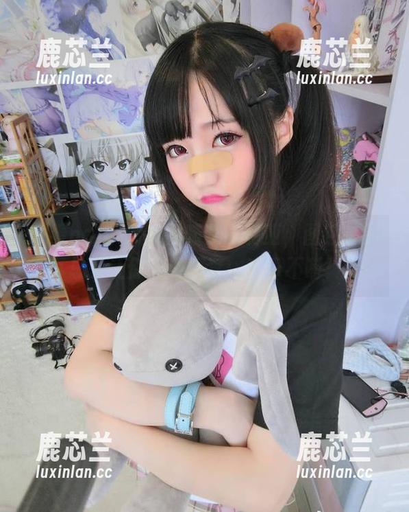 观看nagisa魔物喵艾米莉亚，图包中的惊喜总是让你忍俊不禁，欢乐不断！.txt