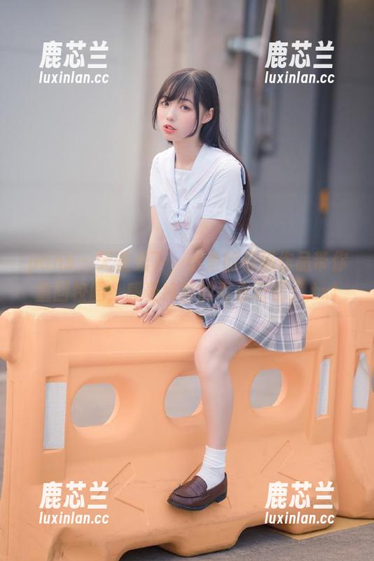 pans - 无圣光下，小鱼的校服作品带你重回校园，感受纯真的青春记忆。.txt
