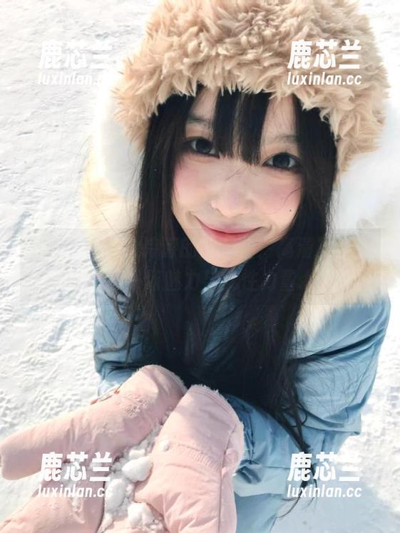 pans-诗诗 pans - 踏入诗诗的办公室:高清写真集中探索职场魅力与女性力量.txt