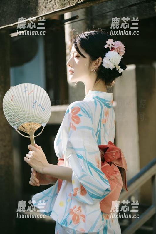 partycat轰趴猫-艾小青 partycat轰趴猫 - 艾小青旗袍风华:经典写真合集,重现大气与柔美的完美瞬间.txt