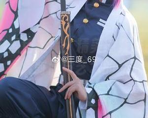 三度_69黑色之旅：精美图集作品重现经典，探索时尚与艺术的交融.txt
