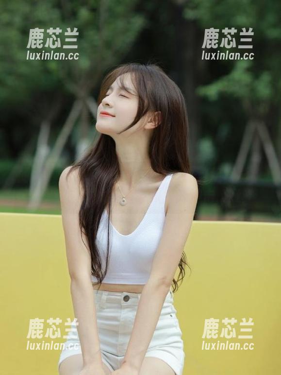 丽柜 - 甜甜制服套图分享：在这组写真中感受甜甜的魅惑与制服的冲击.txt